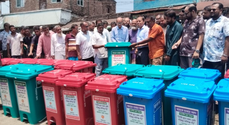 পরিচ্ছন্ন কালিগঞ্জ গড়ার প্রত্যয়ে নাজিমগঞ্জ বাজারে ডাস্টবিন বিতরণে উদ্বোধন করলেন নির্বাহী কর্মকর্তা 